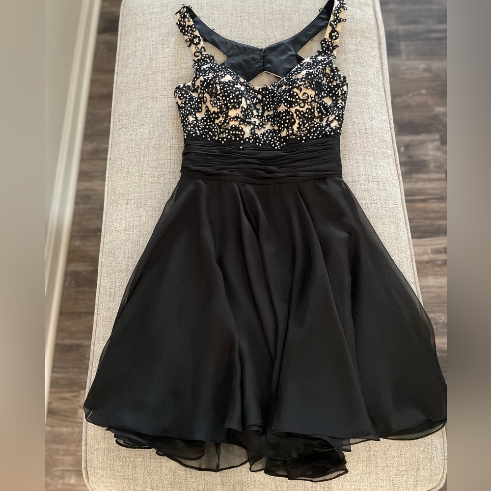 Alyce Paris Black/Cream Embellished Cocktail Homecoming Dress Size 4